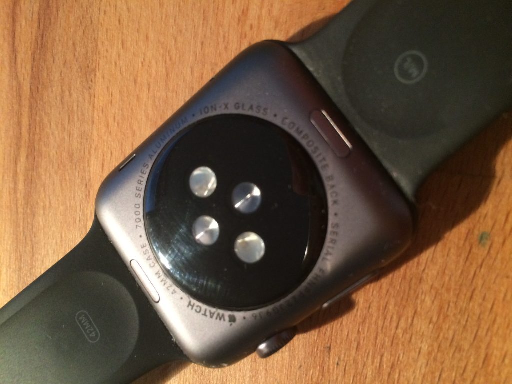 Apple Watchの背面にあるシリアル番号