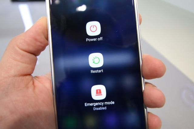 SIM関連の問題を解決するために電話を再起動します